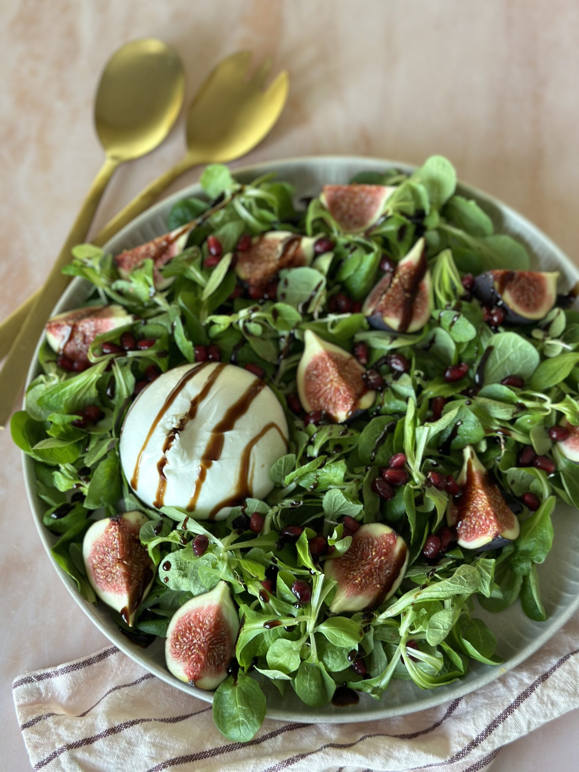 Figensalat med burrata og granatæblekerner