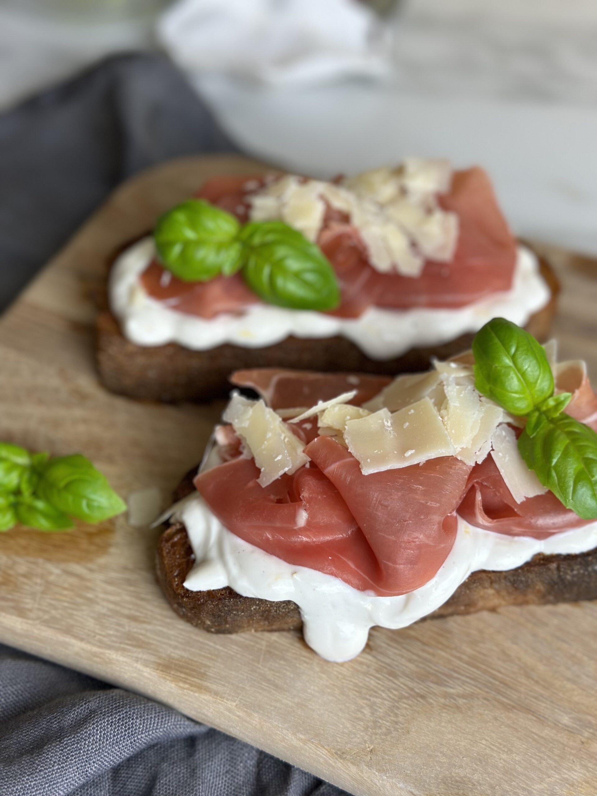 Smørstegt surdejsbrød med rørt citron ricotta