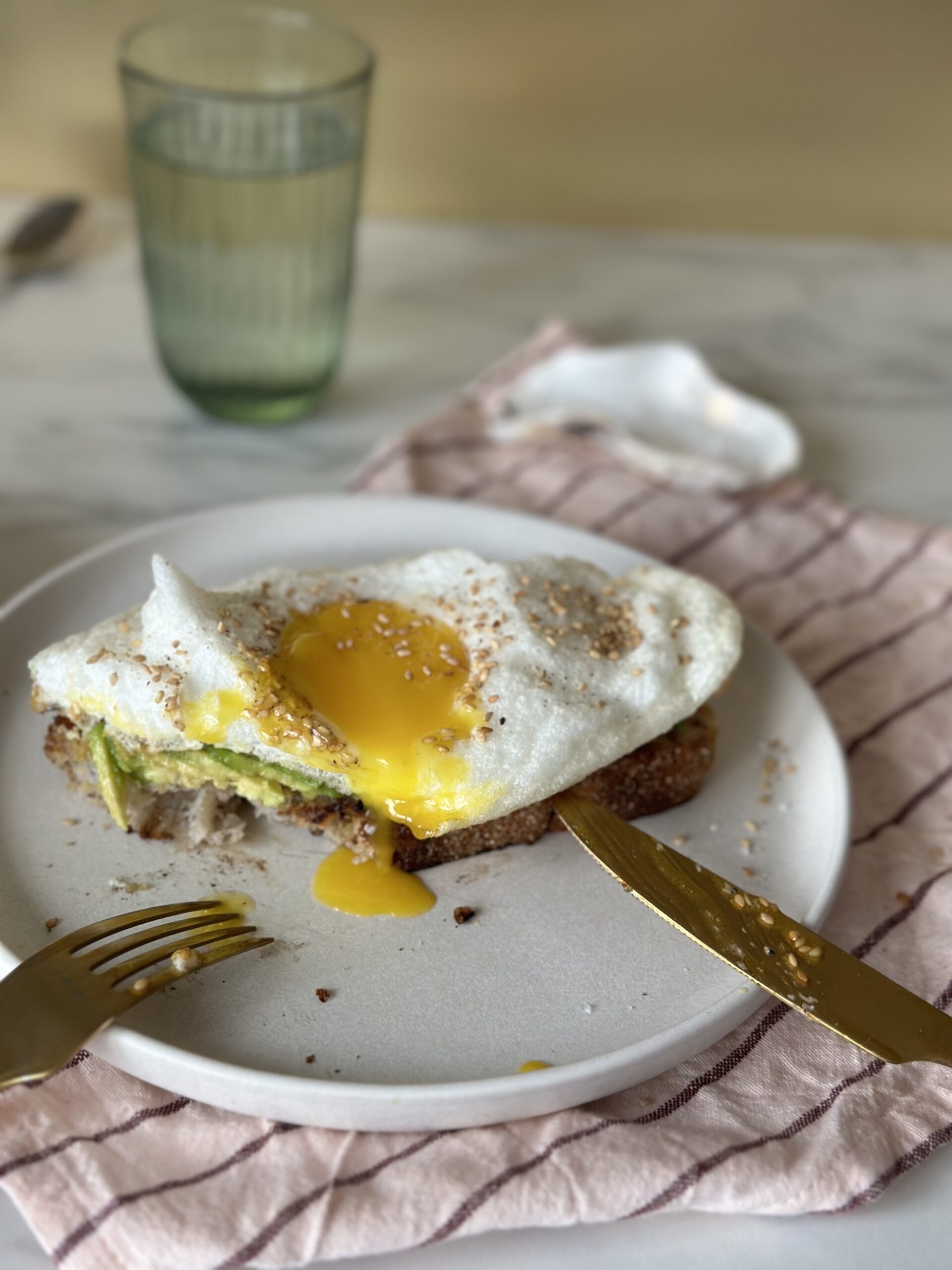Avocadomad med sky æg