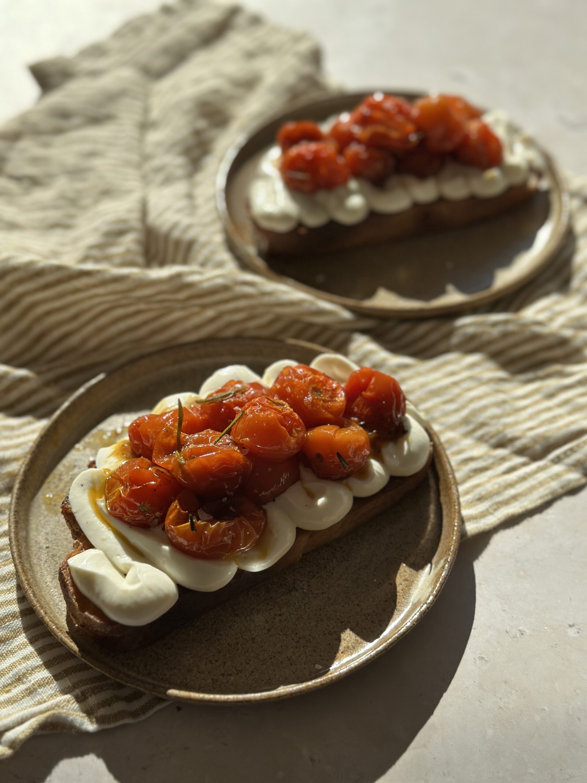 Smørstegt surdejsbrød med rørt ricotta og langtidsbagte cherrytomater