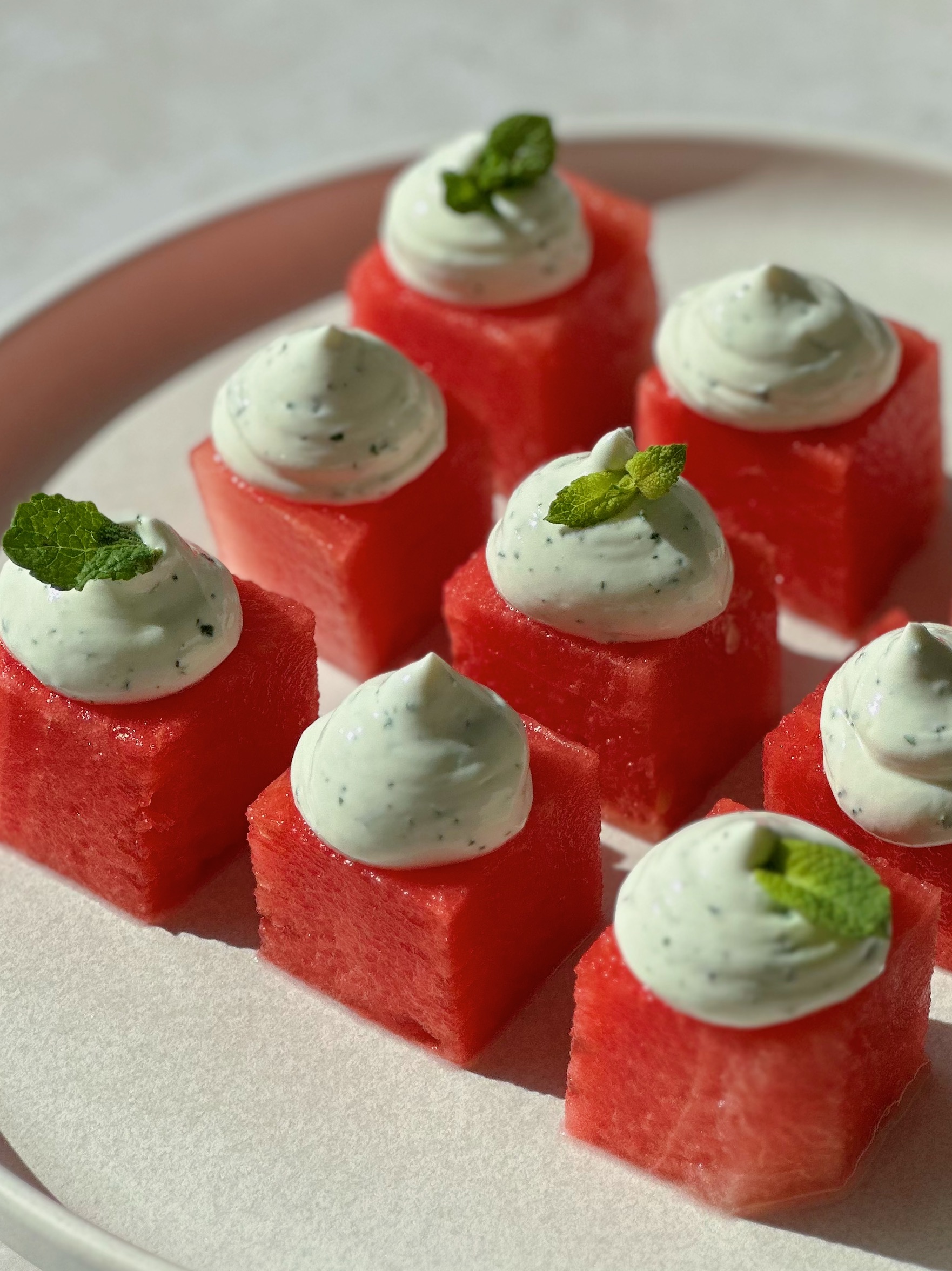 Vandmelon bidder med rørt mynte-feta