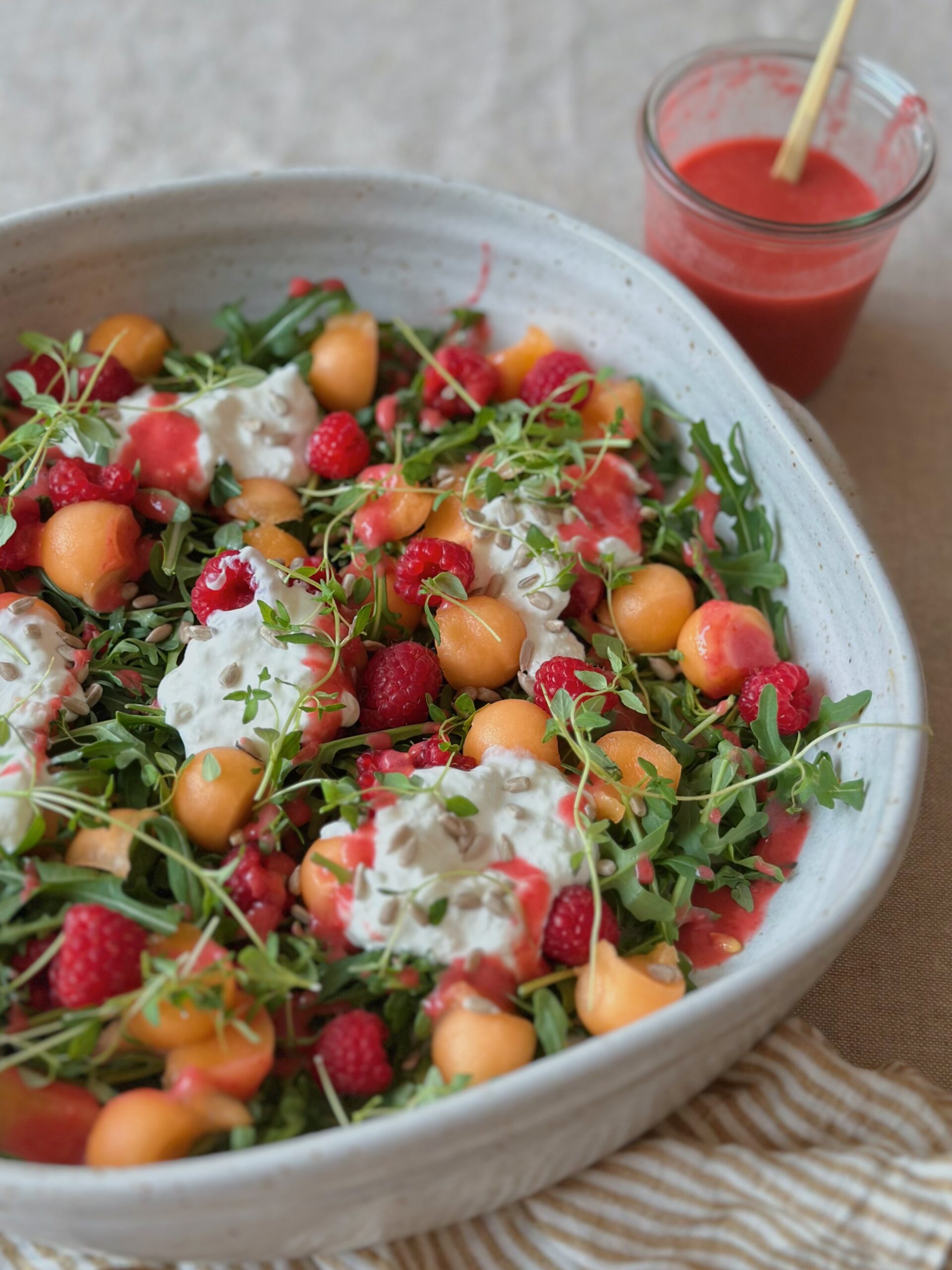 Frugtig sommersalat med hindbær