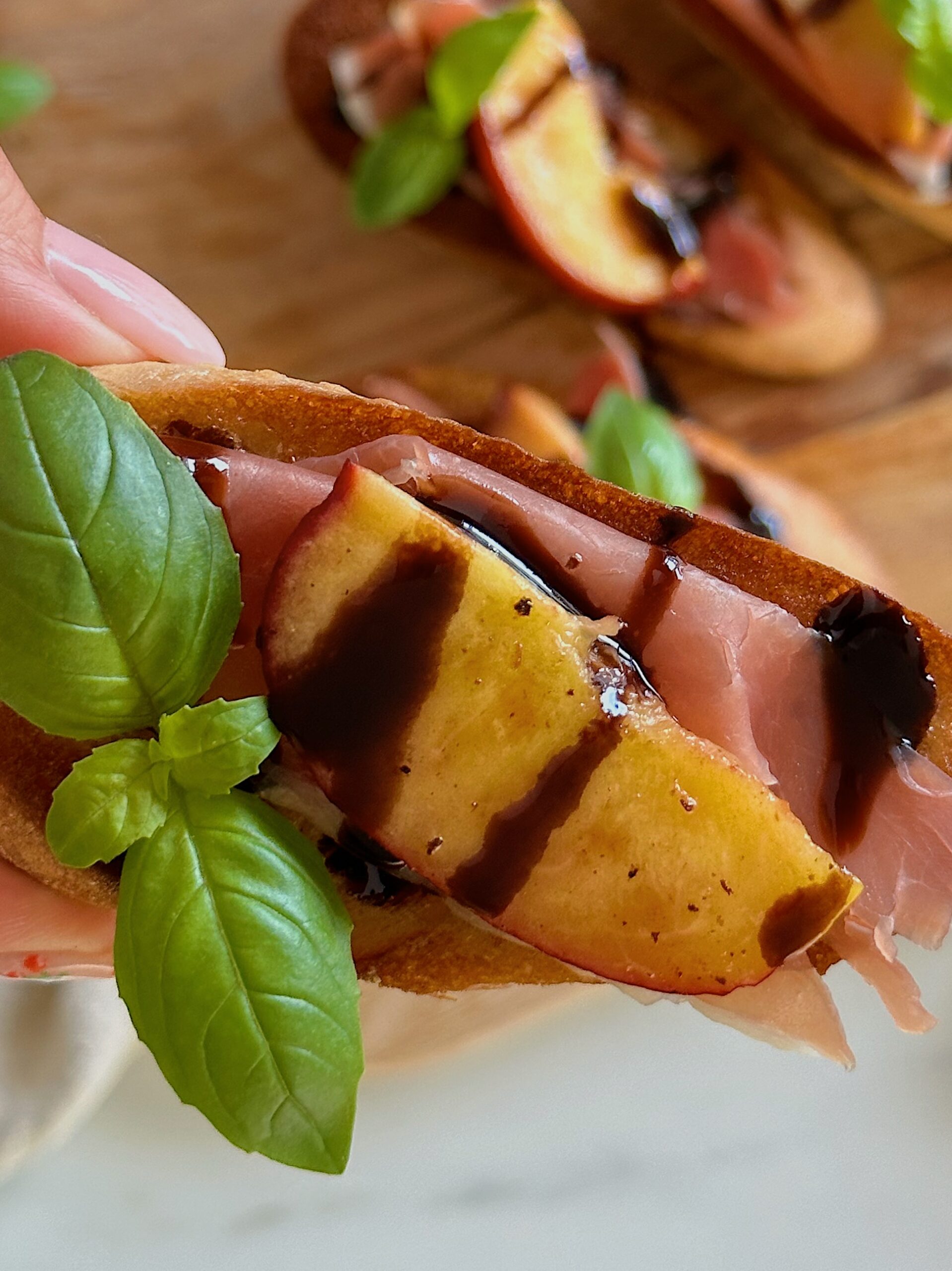 Bruschetta med parmaskinke og nektarin