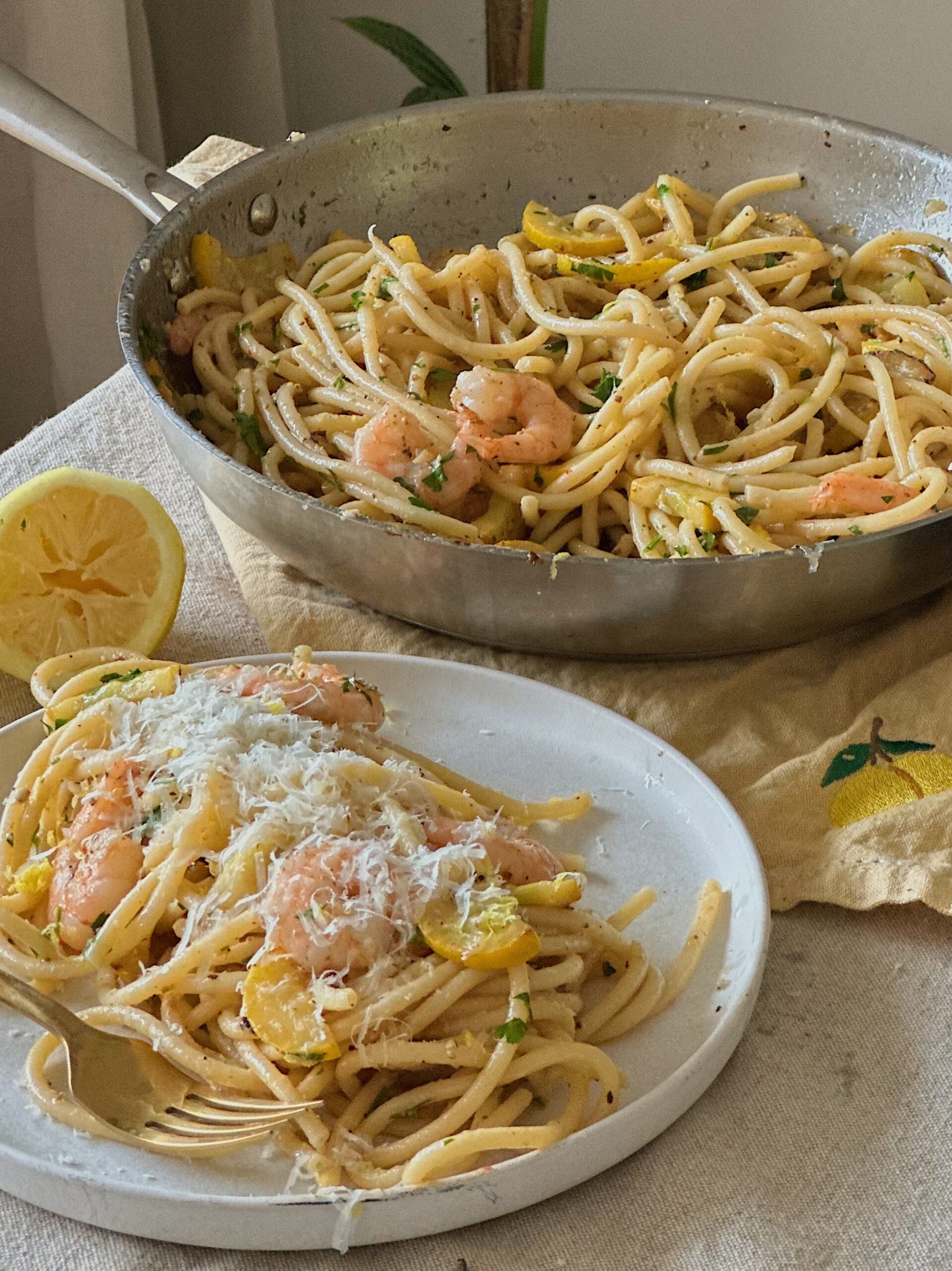 Citronpasta med squash og rejer