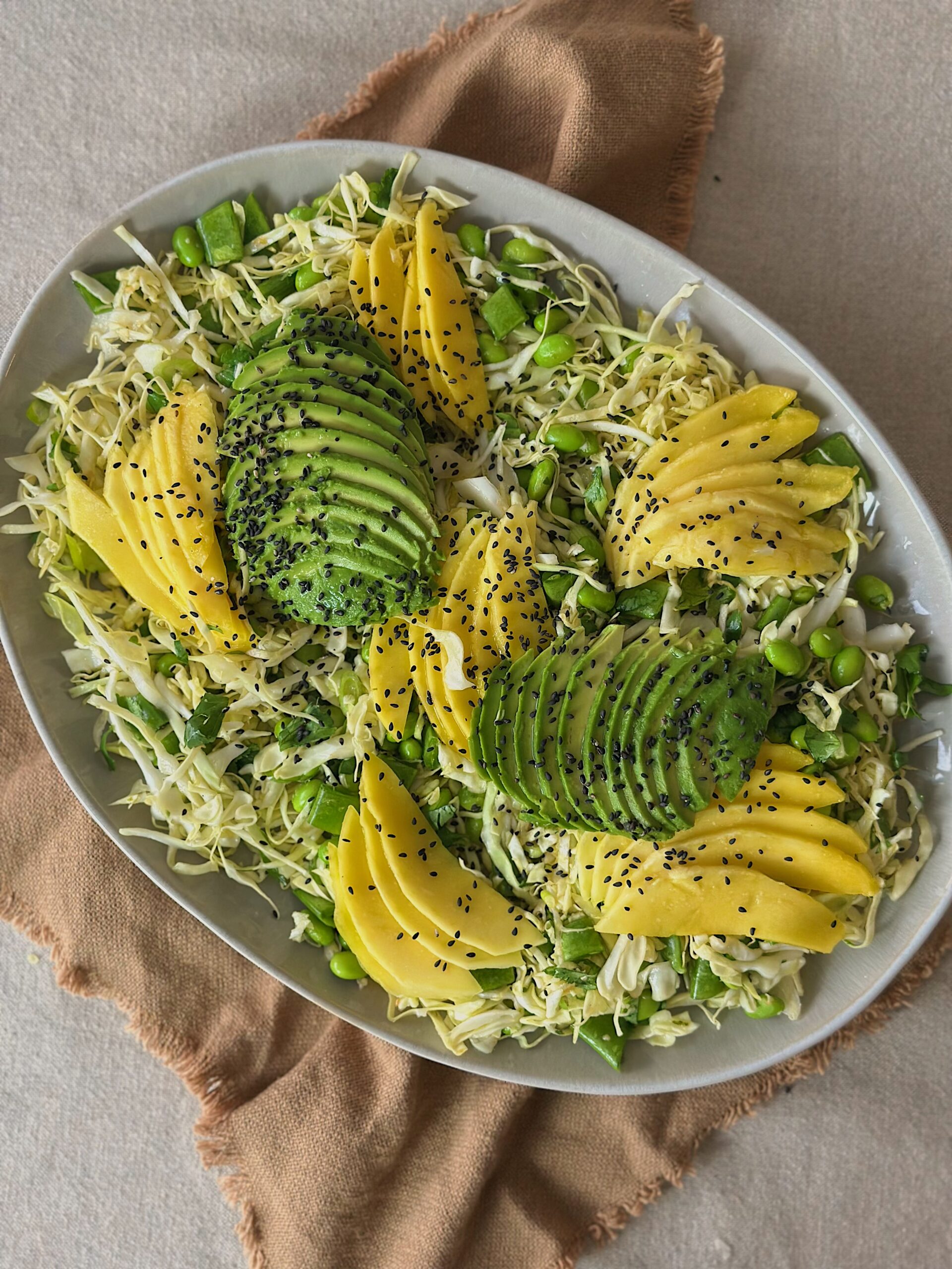Mango- & kålssalat med lime-sesamdressing