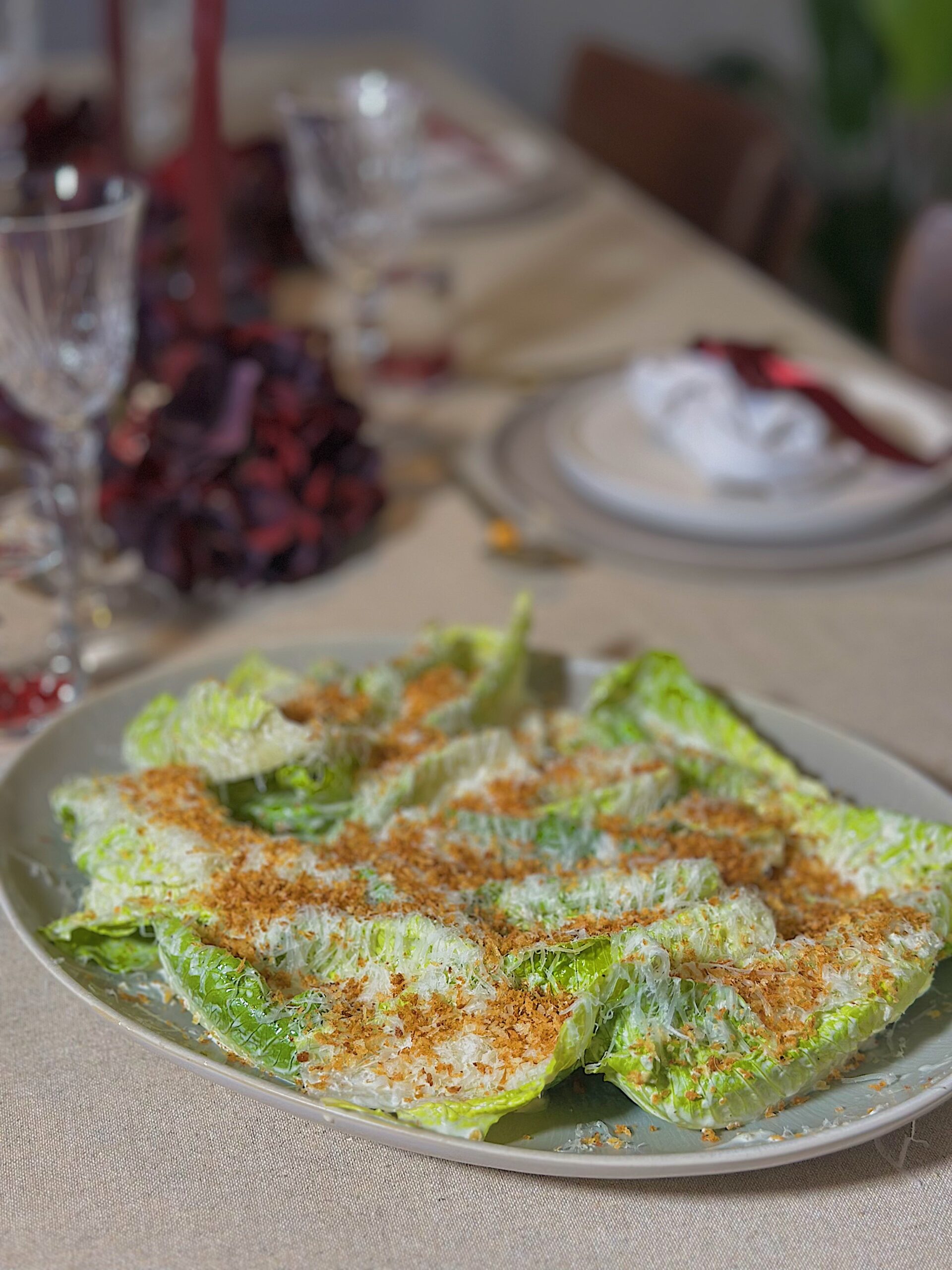 Mini romaine i cæsardressing, fintreven parmesan & sprød panko