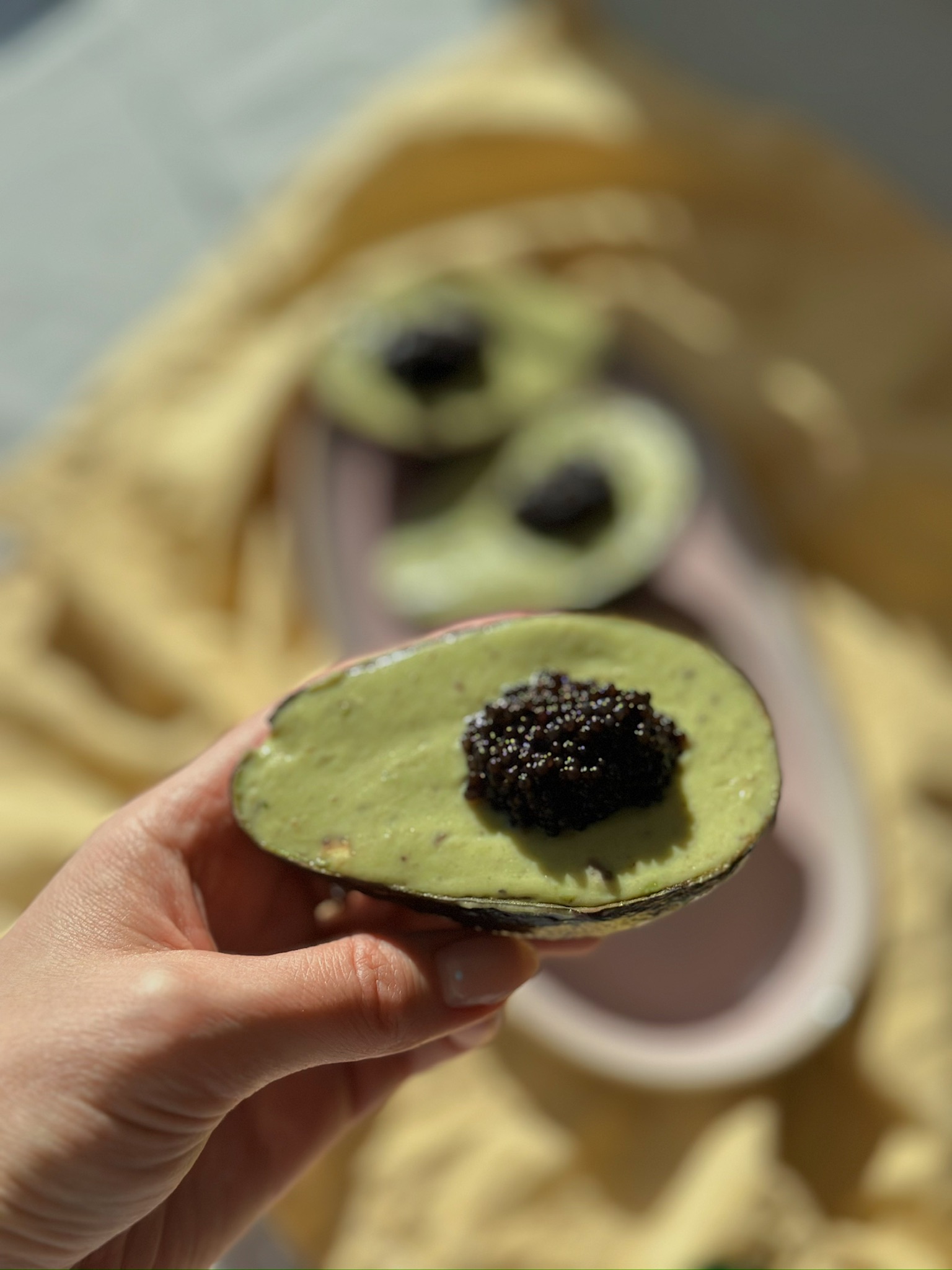 Avocado(ish) med laks & cremet guac