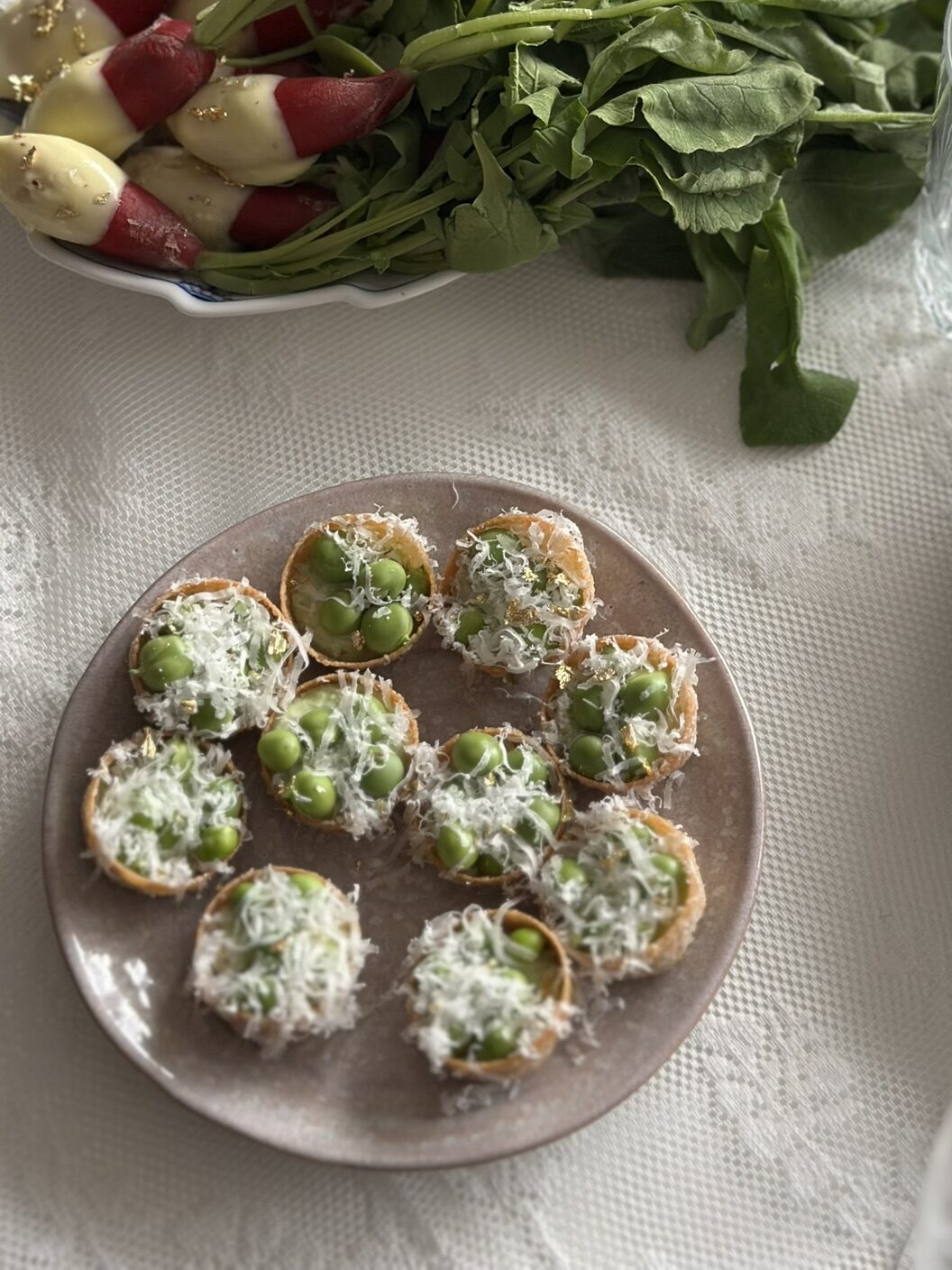 Krustader med ærtedip, friske ærter & parmesan