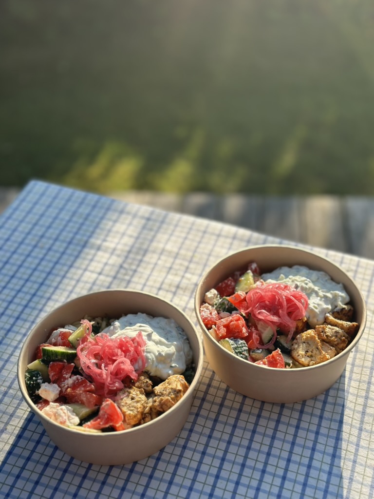 Græsk inspireret souvlaki bowl med citron-orzo