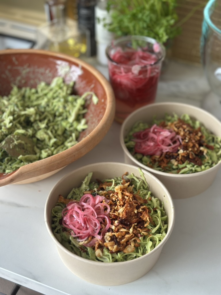 Green Goddess-bowl med sprød quinoa og revet halloumi