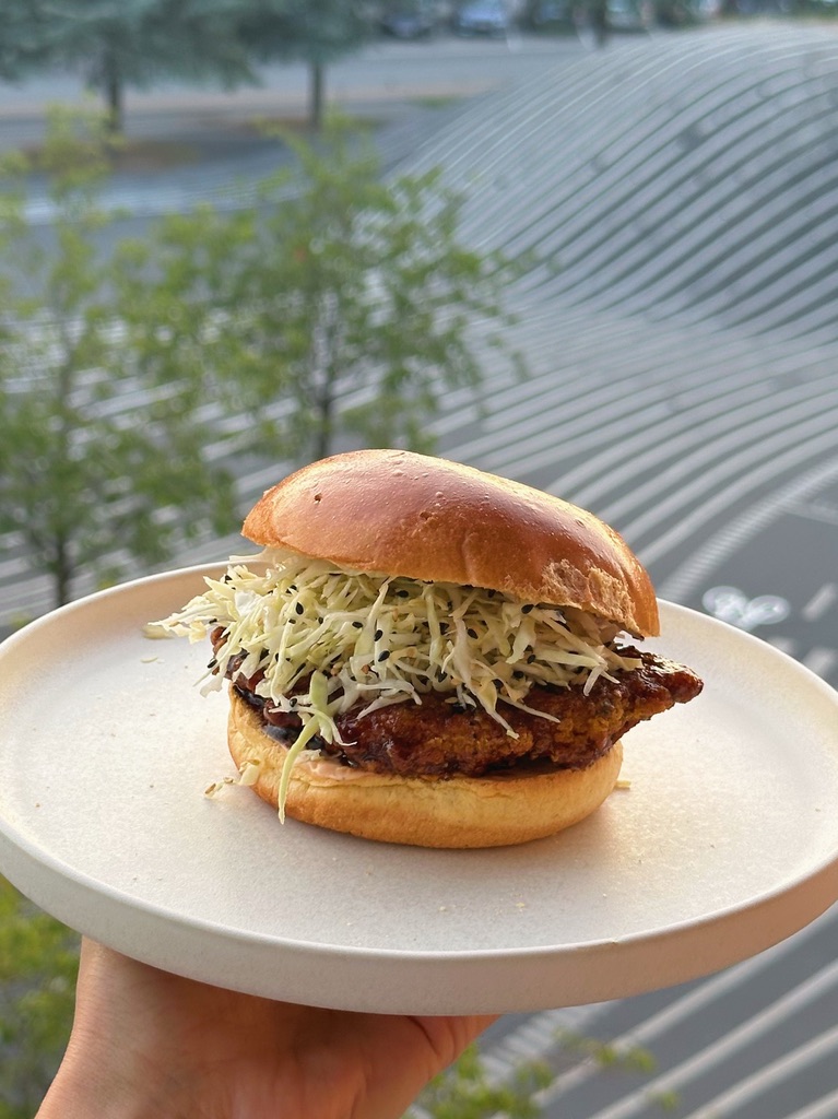 Asiatisk inspireret crispy kyllingeburger 