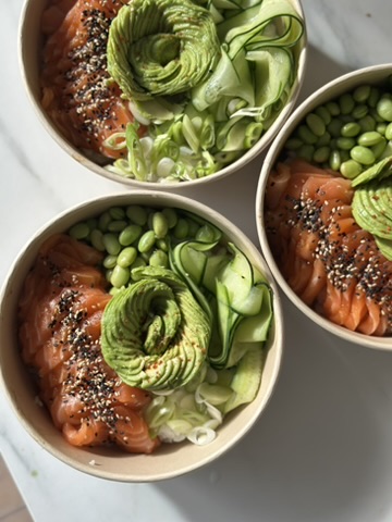 Pokebowl med laks & mango-chili dressing