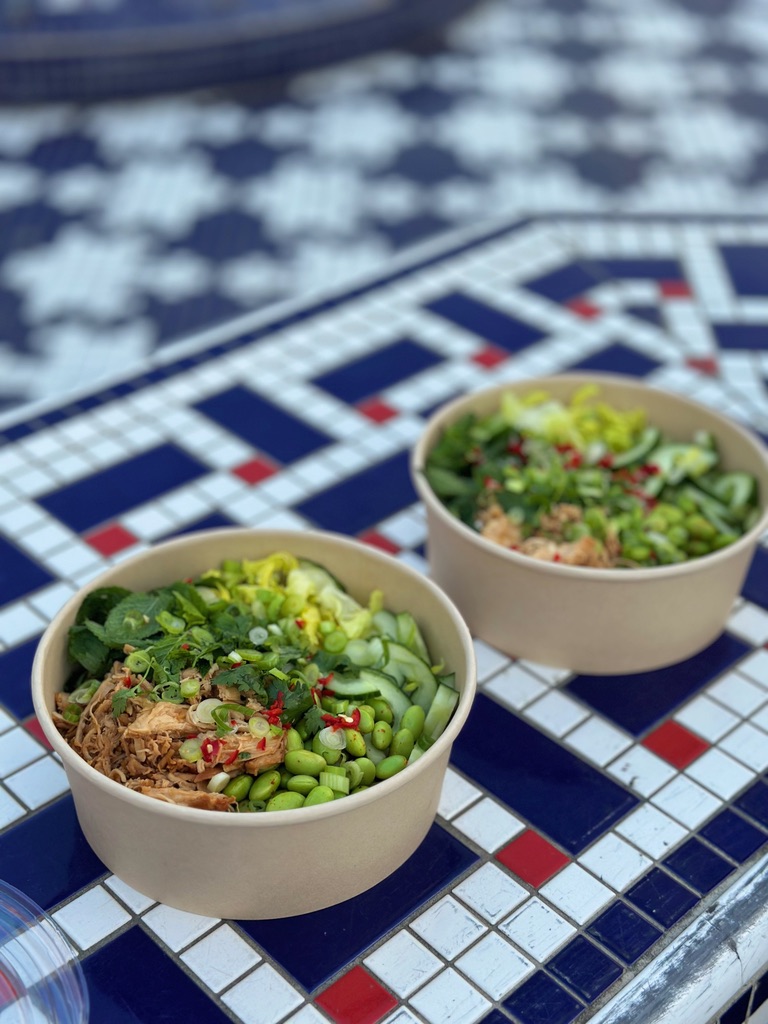 Vietnamesisk risnuddel-bowl med citrongræs-pulled kylling