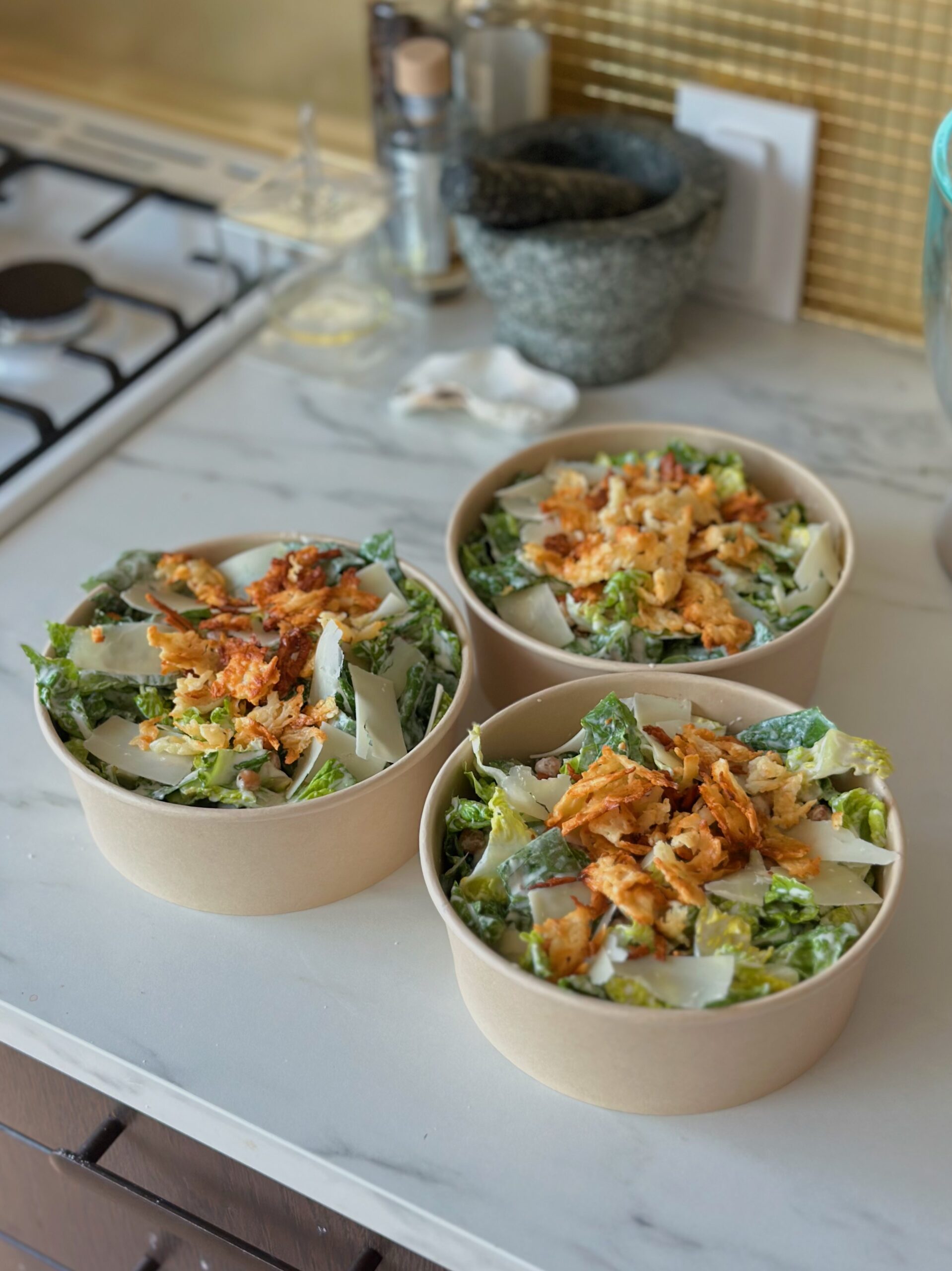 Caesar inspireret Bowl med sprød halloumi og krydrede kikærter