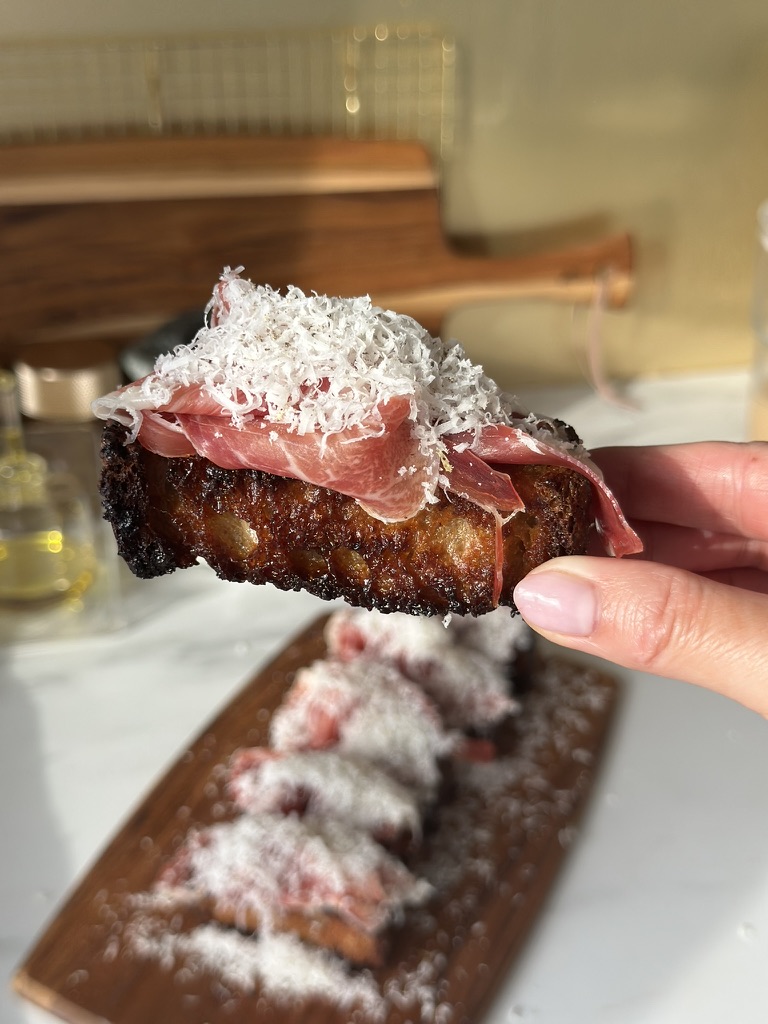 Honning-smørstegt brød med Ibérico & parmesan