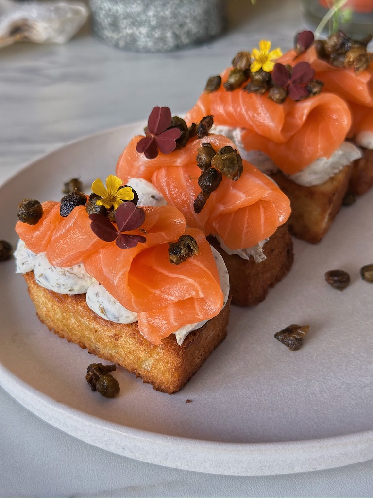 Luksus laksetoasts med sprøde kapers