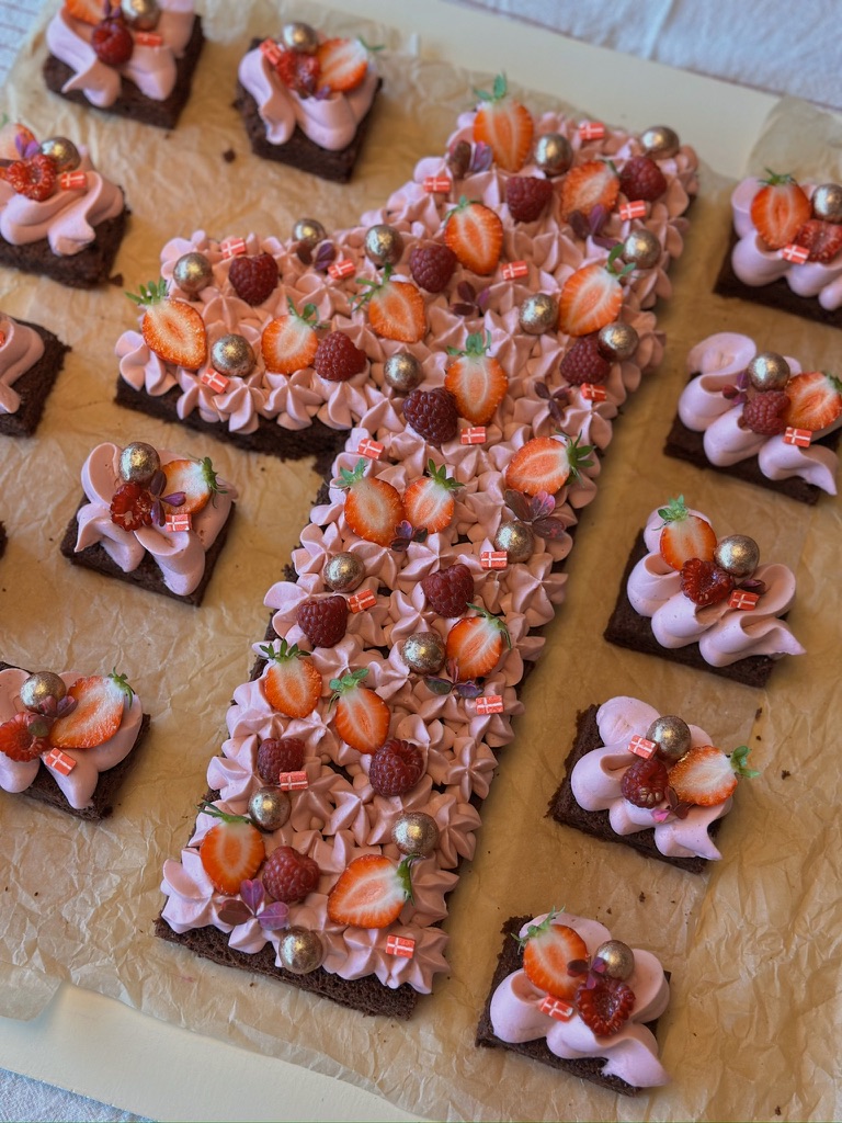Tal kage med brownie og hindbærcreme