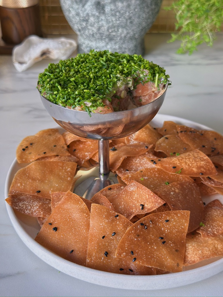 Asiatisk laksetartar & crispy dumpling chips