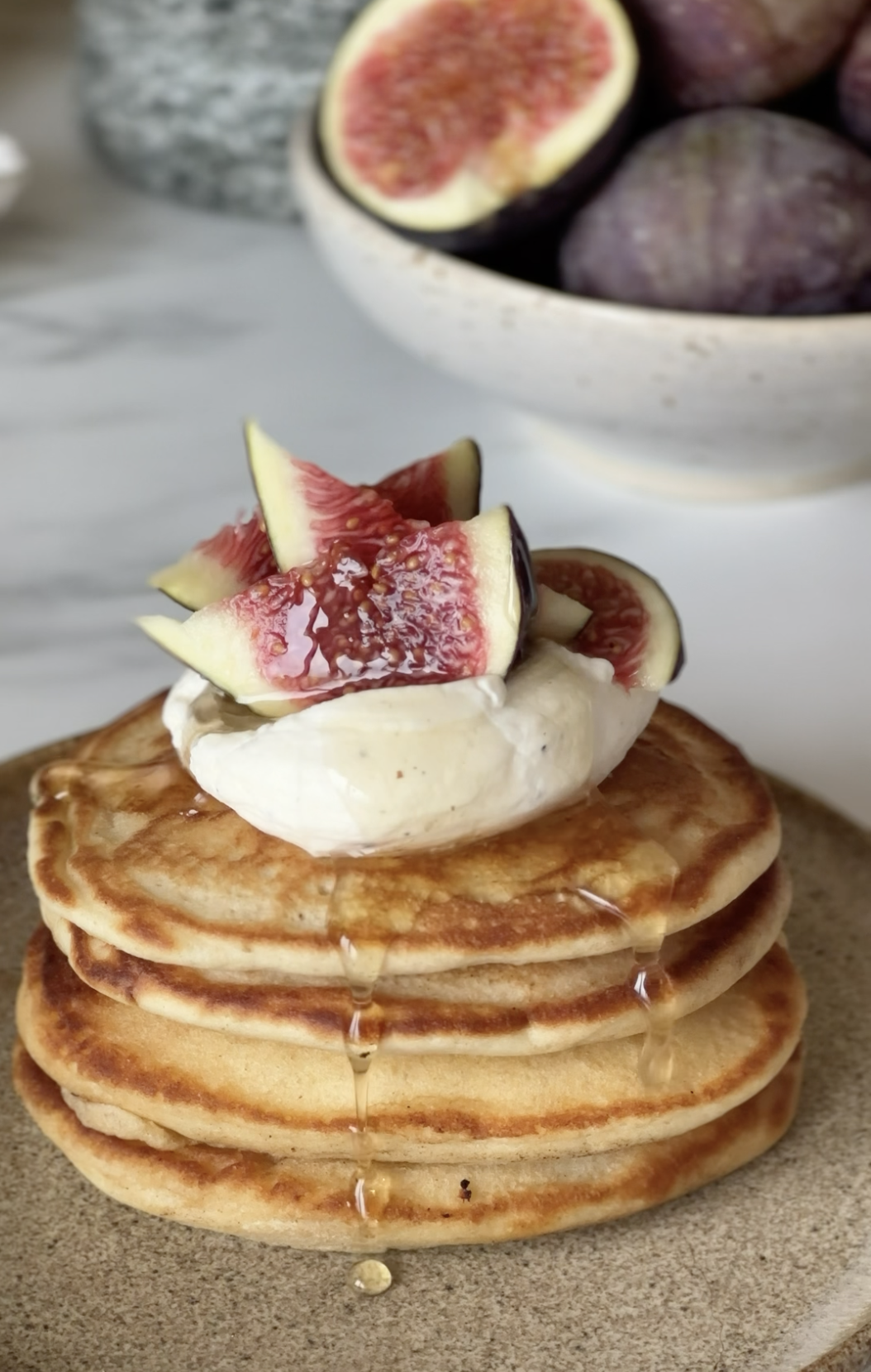 Fluffy pandekager med kardemommecreme, figner & sirup