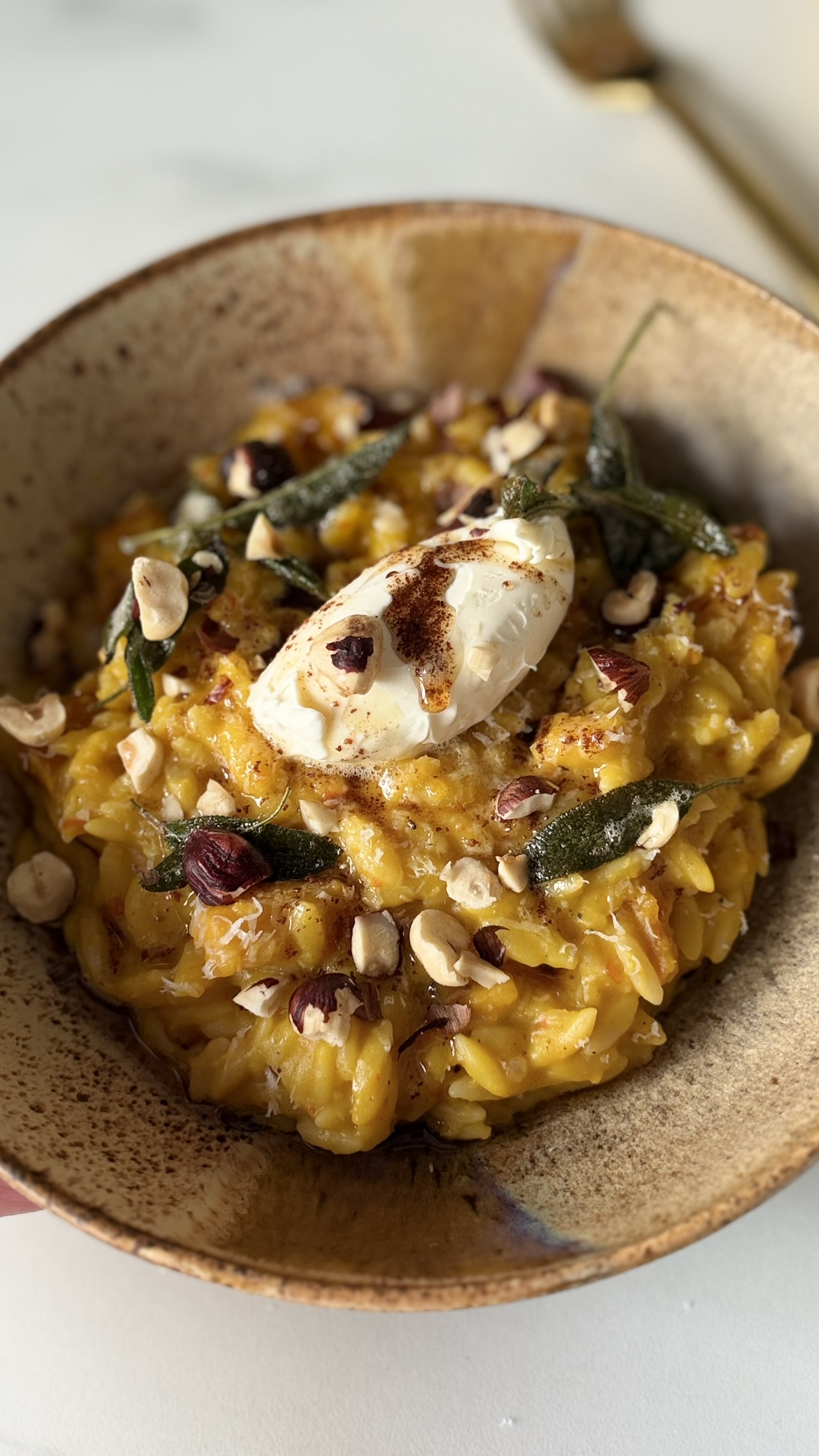 Cremet hokkaido-orzo med butterbeans, mascarpone, brunet smør & salvie