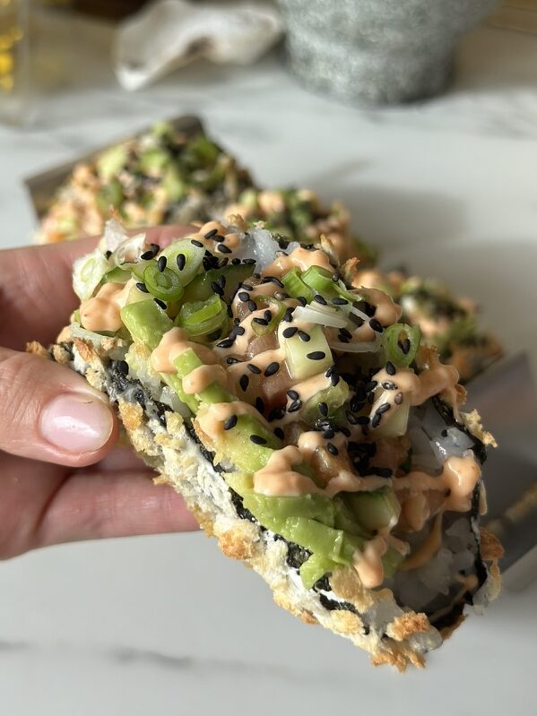 Sprøde sushi tacos med laks